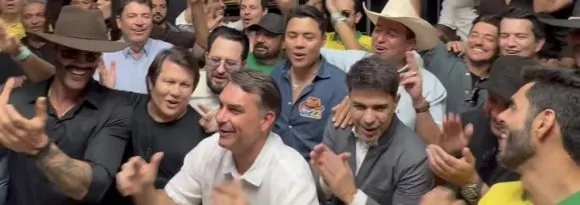 Flávio Bolsonaro reúne Gusttavo Lima, Zezé Di Camargo e mais de 30 artistas sertanejos em Goiás
