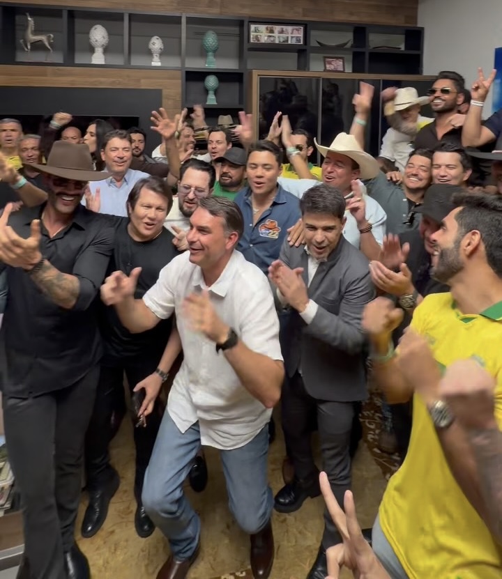 Flávio Bolsonaro com sertanejos
