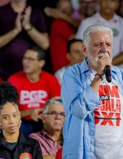 Jaques Wagner critica alternativa de Flávio Bolsonaro à PEC da escala 6×1: “piada de mau gosto”
