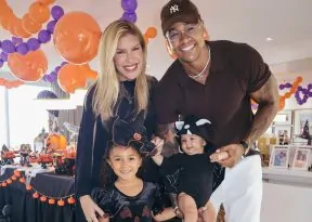 Léo Santana e Lore Improta celebram cinco meses do filho Levi com festa temática de Halloween