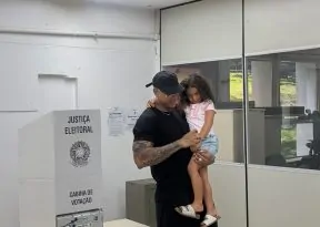Léo Santana vota em colégio em Salvador: “Papel de cidadão exercido com sucesso”