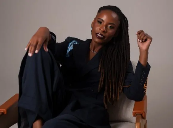 Monique Evelle estreia em três programas na televisão e no digital, enquanto faz imersão na Ásia