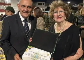 Presidente de honra da Liga Álvaro Bahia é homenageada pelo Exército Brasileiro