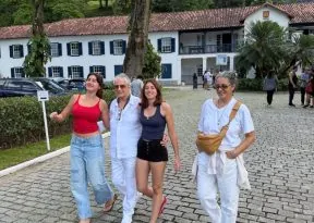 Aos 80 anos, Maria Bethânia vota no Rio e celebra direito de cidadã