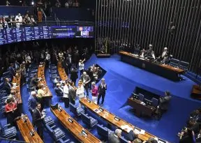 Senado aprova PEC que determina o fim da escala 6×1