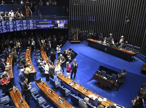 Senado aprova PEC que determina o fim da escala 6×1