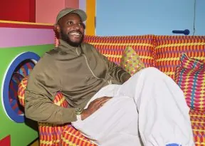 Veuve Clicquot lança coleção criada por Yinka Ilori com peças para celebrar e presentear