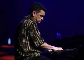 Yacoce Simões celebra trajetória de mais de 35 anos no cenário artístico-musical, com show em Salvador