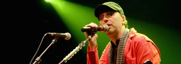 Zeca Baleiro traz show “Piano & Voz”, em formato intimista, para Salvador